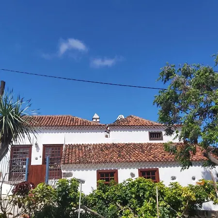 Villa-sleeps4-parking-garden-pool-nearairport Villa La Laguna (Tenerife)