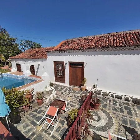 Villa-sleeps4-parking-garden-pool-nearairport *