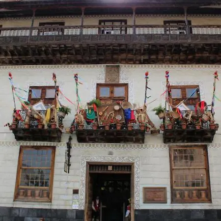 Villa-sleeps4-parking-garden-pool-nearairport *