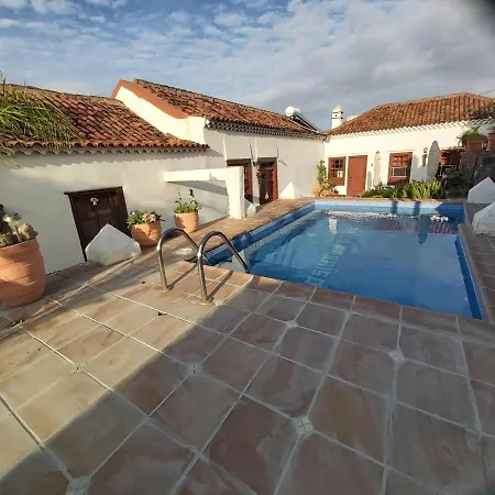 Villa-sleeps4-parking-garden-pool-nearairport