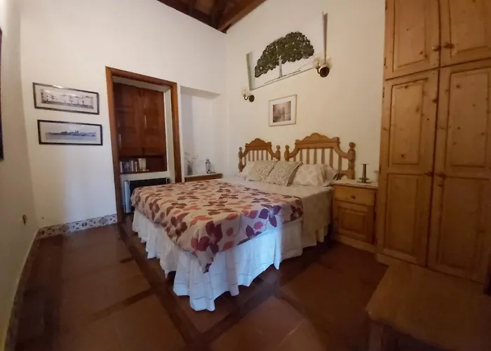 Villa Villa-sleeps4-parking-garden-pool-nearairport *
