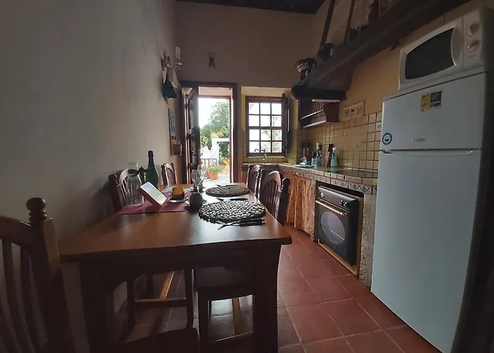 Villa-sleeps4-parking-garden-pool-nearairport Villa *