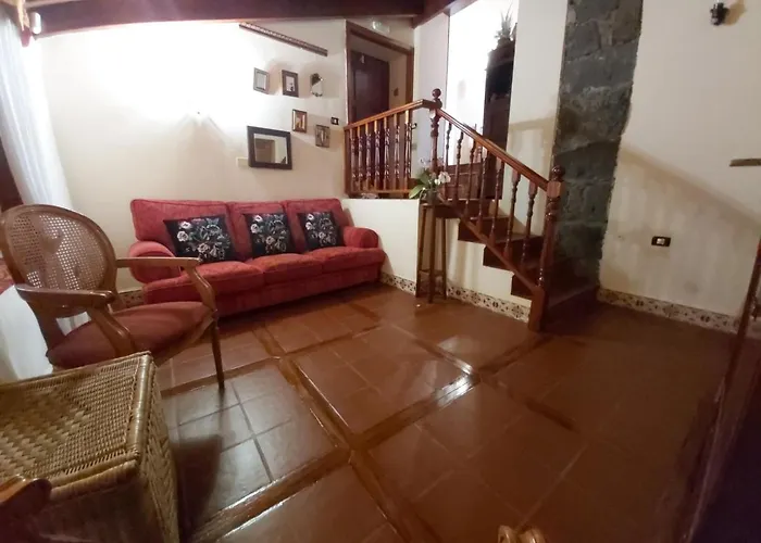 Villa Villa-sleeps4-parking-garden-pool-nearairport *