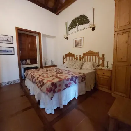 Villa Villa-sleeps4-parking-garden-pool-nearairport *