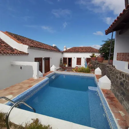 Villa Villa-sleeps4-parking-garden-pool-nearairport *