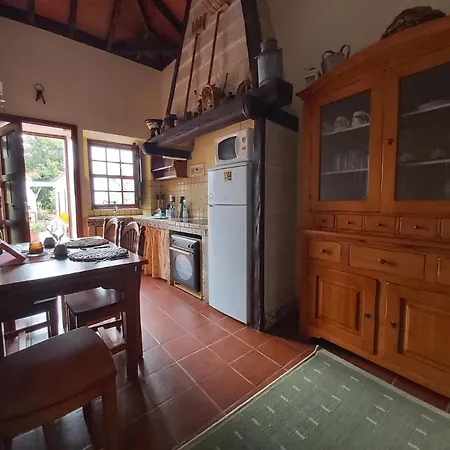 Villa-sleeps4-parking-garden-pool-nearairport