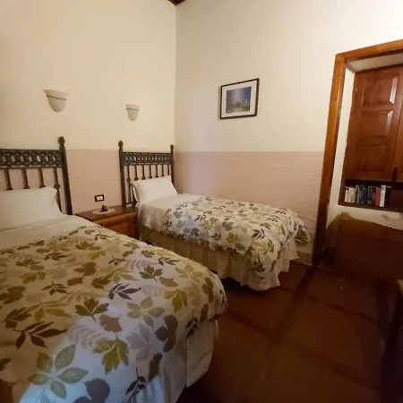 Villa-sleeps4-parking-garden-pool-nearairport Villa *