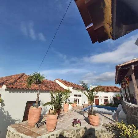Villa Villa-sleeps4-parking-garden-pool-nearairport La Laguna (Tenerife)