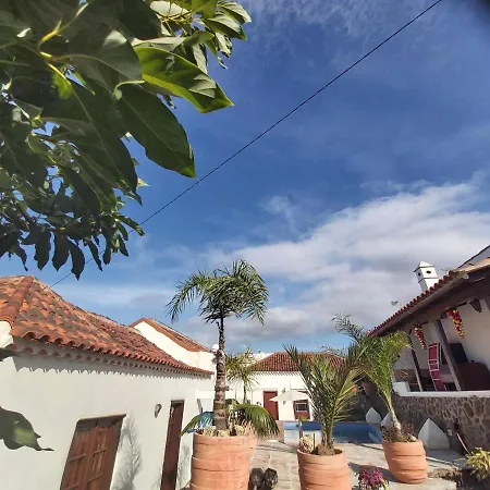 Villa-sleeps4-parking-garden-pool-nearairport Villa