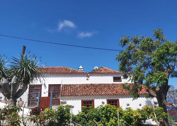 Villa-sleeps4-parking-garden-pool-nearairport Vila La Laguna (Tenerife)