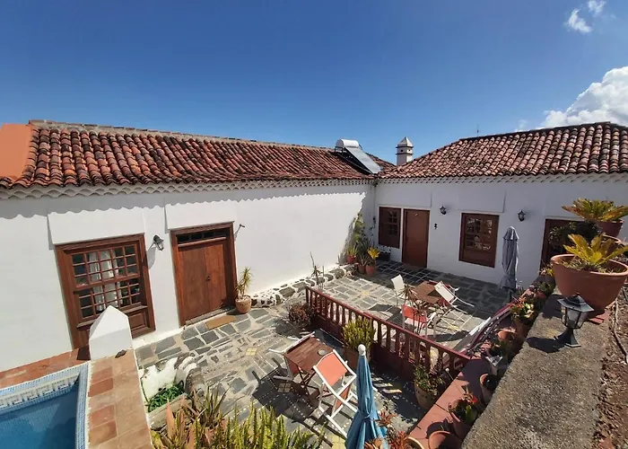 Villa-sleeps4-parking-garden-pool-nearairport La Laguna (Tenerife)