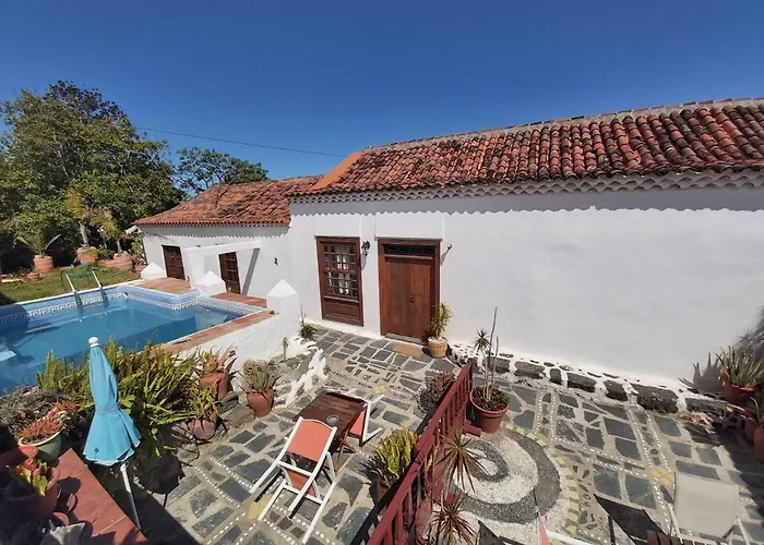 Villa-sleeps4-parking-garden-pool-nearairport *