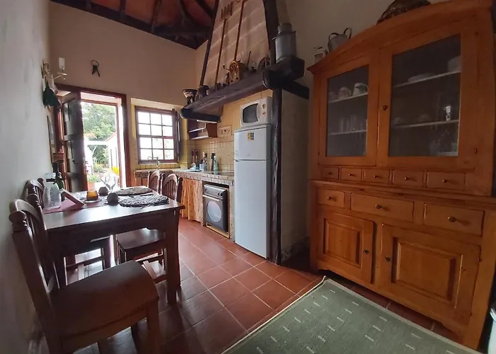 Villa-sleeps4-parking-garden-pool-nearairport