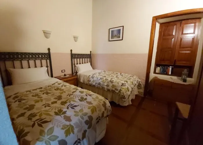 Villa-sleeps4-parking-garden-pool-nearairport Villa *