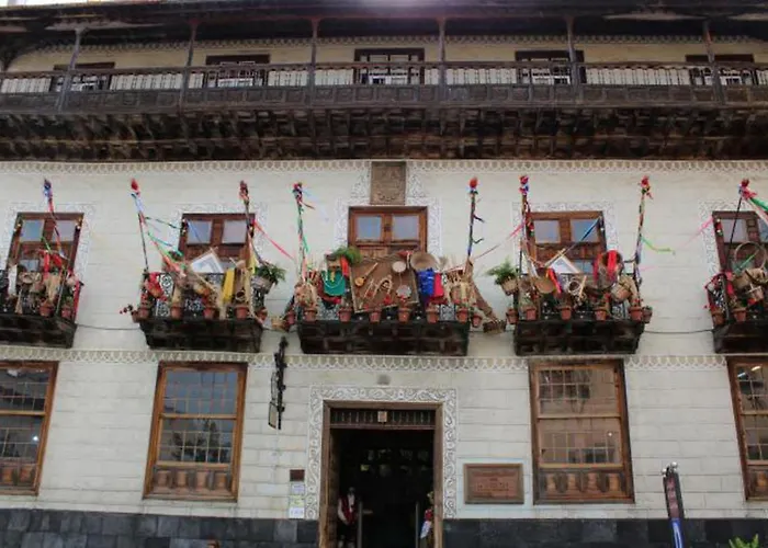 Villa-sleeps4-parking-garden-pool-nearairport *