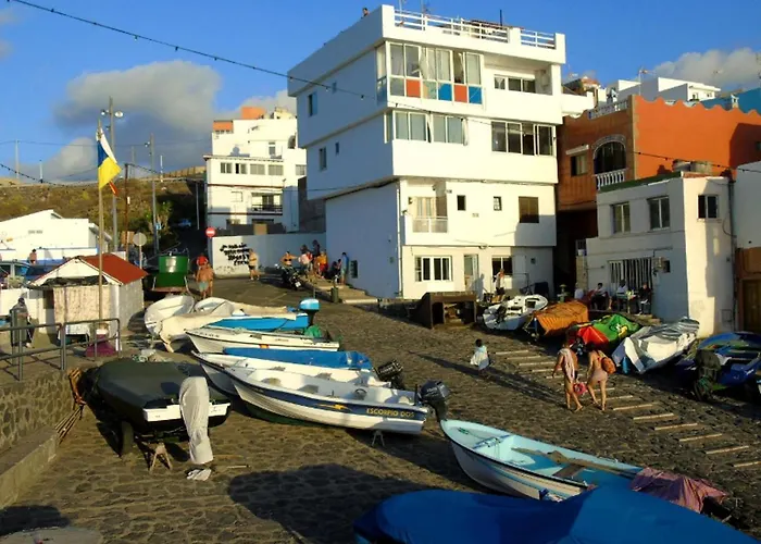 Villa-sleeps4-parking-garden-pool-nearairport Vila La Laguna (Tenerife)