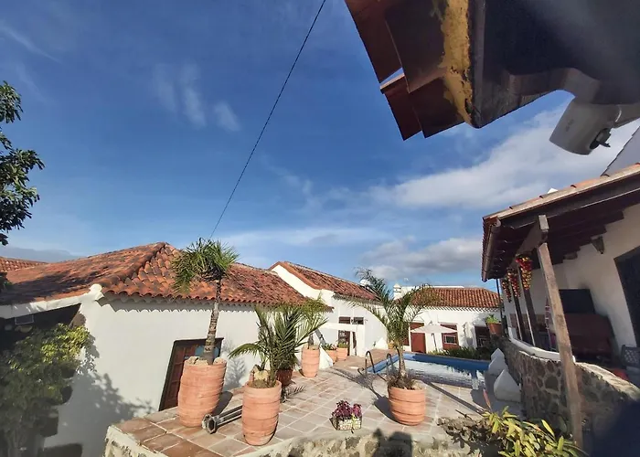 Vila Villa-sleeps4-parking-garden-pool-nearairport La Laguna (Tenerife)