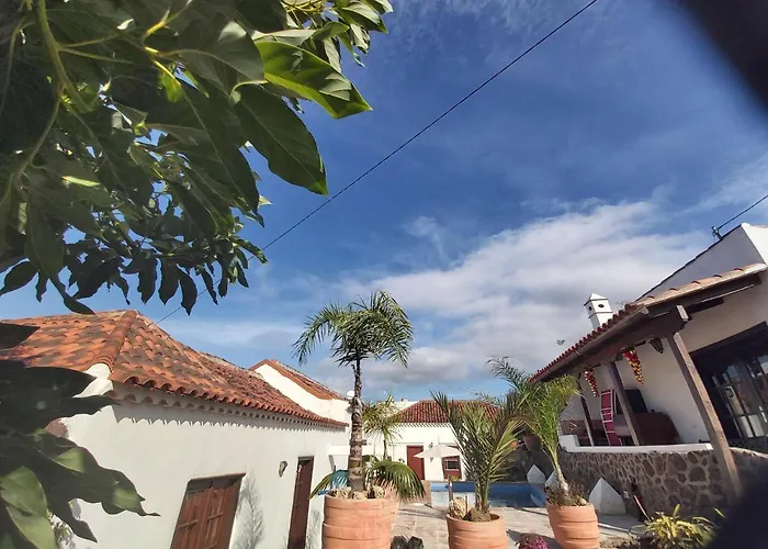 Villa-sleeps4-parking-garden-pool-nearairport Vila