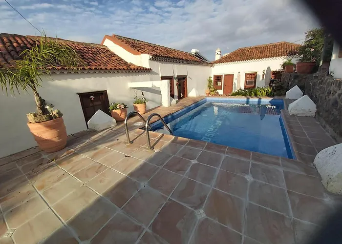 Villa-sleeps4-parking-garden-pool-nearairport