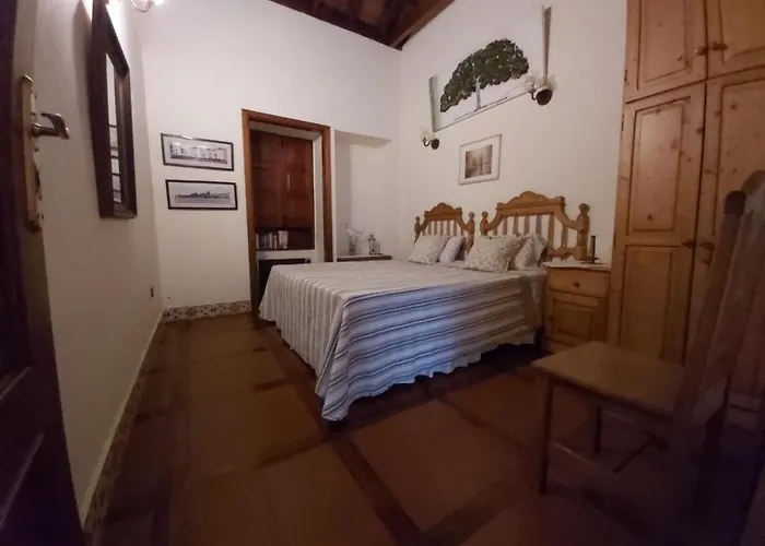 Villa-sleeps4-parking-garden-pool-nearairport * San Cristóbal de La Laguna